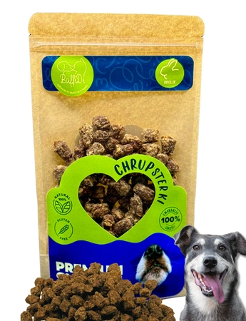 ChrupSterki z królikiem od BaffiDi – Naturalne przysmaki treningowe dla psa – Małe kosteczki – wielka radość! Chcesz, aby trening Twojego psa był jednocześnie skuteczny i pełen radości? ChrupSterki z królikiem od BaffiDi to w 100% naturalne, aromatyczne trenerki w formie małych kosteczek. Ich delikatny smak i wysoka wartość odżywcza sprawiają, że pokocha je nawet najbardziej wybredny pies! Dzięki poręcznej formie są idealne: podczas codziennych treningów, na spacerach, jako szybka i zdrowa nagroda w ciągu dnia. Każda kosteczka to lekka, wartościowa porcja energii i składników odżywczych, które wspierają zdrowie i kondycję psa. Dlaczego warto kupić ChrupSterki z królikiem? ✅ Naturalne źródło białka – lekkostrawne, idealne dla psów z wrażliwym żołądkiem. ✅ Nowe, hipoalergiczne białko – świetna opcja dla alergików i psów z nietolerancjami pokarmowymi. ✅ Bogactwo witamin A i z grupy B – wspierają odporność, metabolizm i prawidłową pracę układu nerwowego. ✅ Cynk i żelazo – dla zdrowej skóry, mocnej odporności i prawidłowej pracy krwi. ✅ Kwasy tłuszczowe omega-3 i omega-6 – zapewniają lśniącą sierść i zdrową skórę. ✅ Niskotłuszczowe i niskokaloryczne – idealne dla psów z nadwagą lub w trakcie odchudzania. ✅ Poręczna forma małych kosteczek – zawsze pod ręką podczas spaceru czy treningu. Korzyści mięsa z królika w diecie psa lekkostrawne, delikatne i bezpieczne dla wrażliwych psów, wspiera pracę układu nerwowego i metabolizm, wzmacnia odporność i układ krwionośny, zapewnia zdrową skórę i lśniącą sierść, doskonałe dla psów na diecie redukcyjnej. Dlaczego Twój pies pokocha ChrupSterki od BaffiDi ✅ Małe kosteczki – wielka radość – idealne do nagradzania w każdej chwili. ✅ Naturalny skład – bez sztucznych dodatków i konserwantów. ✅ Wysoka smakowitość – psy uwielbiają ich intensywny aromat. ✅ Świeżość na dłużej – szczelne opakowanie utrzymuje miękkość i zapach przysmaków. ✅ Wsparcie zdrowia – lekkostrawne, niskotłuszczowe, odpowiednie także dla psów z nadwagą czy wrażliwym żołądkiem. ChrupSterki z królikiem – zdrowa motywacja w pysznej formie Dzięki ChrupSterkom od BaffiDi każdy trening staje się prostszy i przyjemniejszy. To naturalna nagroda, która łączy w sobie wyjątkowy smak, wartości odżywcze i wygodę podania. Podaruj swojemu psu smak delikatnego królika i przekonaj się, jak bardzo pokocha te małe kosteczki! Skład: Królik 92% (Mięso 50%, Podroby, chrząstki, kości 42%), Gliceryna 4%, Skrobia ziemniaczana 4% Analiza chemiczna: białko – 49,8%, tłuszcz – 9,9%, włókno surowe – 3,5%, popiół – 11,2%, wilgotność – 9,6%