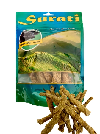 Naturalny gryzak dla psa - twister bawoła wodnego Mięso z bawoła wodnego to wyjątkowo zdrowa i pożywna opcja dla Twojego psa. Charakteryzuje się niezwykłym aromatem i delikatnością, co sprawia, że jest chętnie wybierane przez nawet najbardziej wybredne zwierzęta. Bogate w dobrze przyswajalne białko i żelazo, mięso to oferuje niezbędne składniki odżywcze przy wyjątkowo niskim poziomie tłuszczu i cholesterolu. Wybierając mięso z bawoła wodnego, zapewniasz swojemu psu dietę bogatą w wysokiej jakości białko, które wspiera zdrowie i witalność na co dzień. Postaw na naturalne składniki – wybierz gryzak z bawoła wodnego dla swojego psa! Główne zalety: Monoproteinowy gryzak Duża zawartość białka 100% Naturalny Bez zbóż i glutenu Hipoalergiczny Bez dodatków konserwantów Nadają się dla psów wrażliwych żywieniowo Rzadki rodzaj mięsa, dlatego nadaje się również dla alergików Zaspokaja podstawową potrzebę gryzienia i żucia Pomaga wzmacniać mięśnie żuchwy psa Skład: Suszony pęcherz z bawoła wodnego 100% Analiza chemiczna: białko – 71%, tłuszcz – 8%, włókno surowe – 4%, popiół – 6%