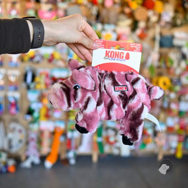 KONG LOW STUFF STRIPES PIG M - pluszowa różowa świnka ala zwłoki